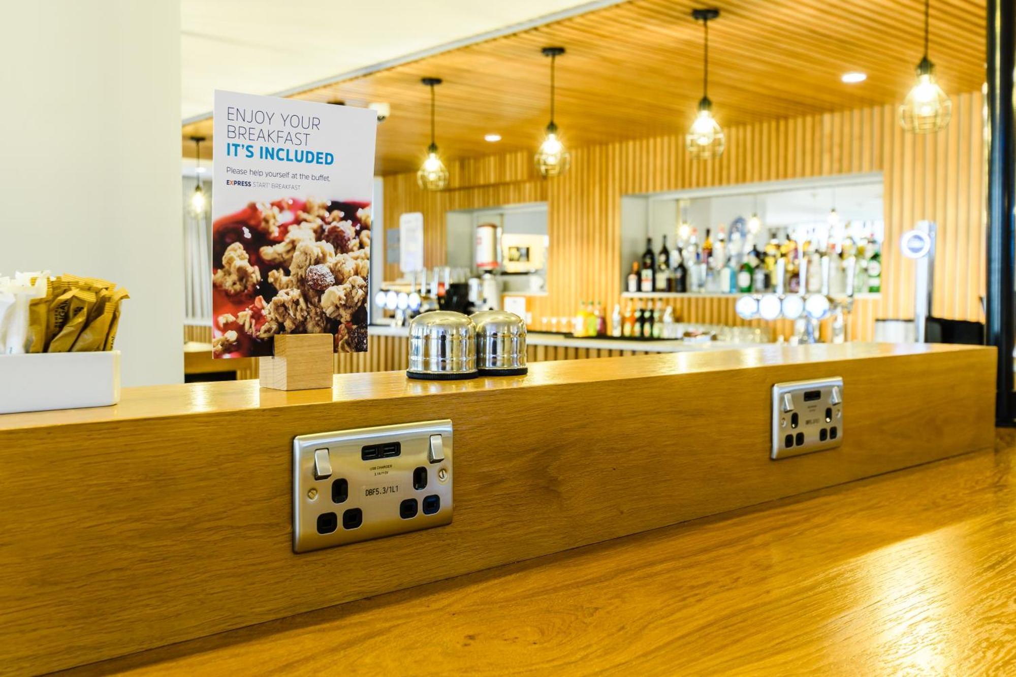 Holiday Inn Express - Wigan By Ihg Exterior photo