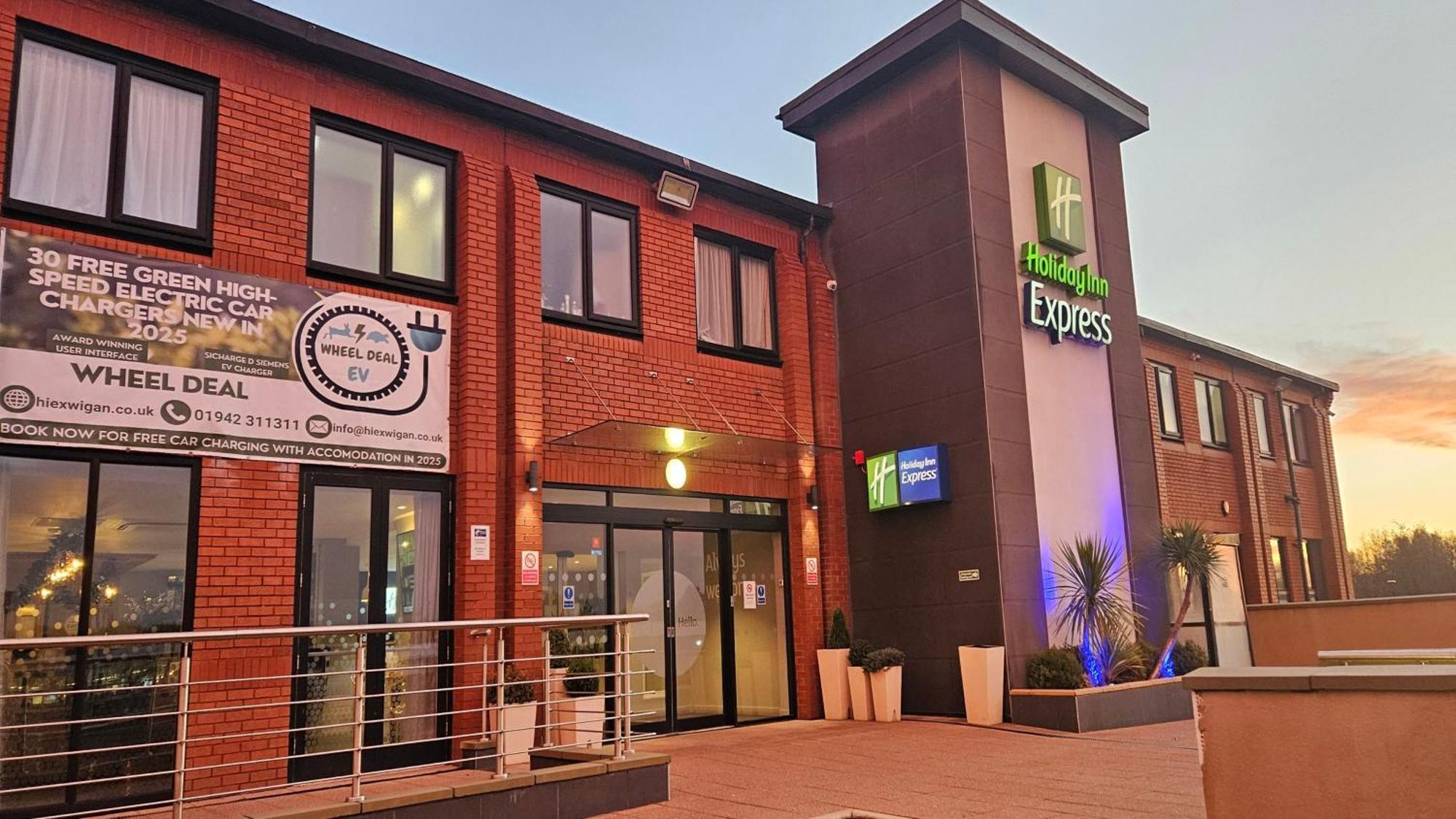 Holiday Inn Express - Wigan By Ihg Exterior photo
